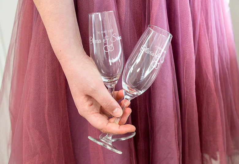 Champagneglass med gravering er en perfekt bryllupsgave. 